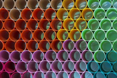 Arkaplan için renkli plastik boru desenleri.