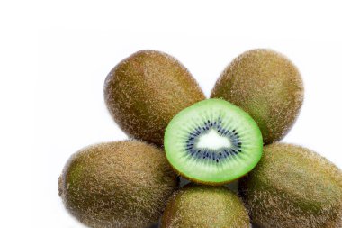  Beyaz arkaplanda yalıtılmış Kivi meyvesi.