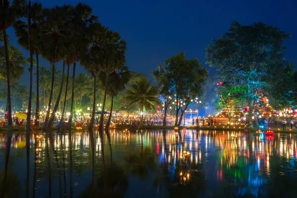 SUKHOTHAI, THAILAND - 3 Kasım 2017 'de Loy Kratong festivalinde ışık ve ses şovu..