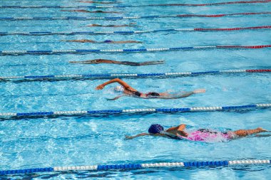 Yarışta yüzme havuzu.