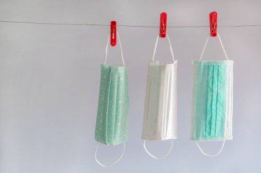 Çamaşır ipinde kurutulacak maske.