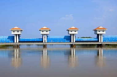 Tayland 'da sulama ve sel kontrolü için baraj kapıları.