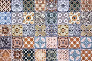 Odada renkli mozaik desen.