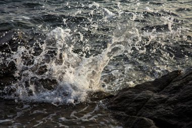 Su sıçratan deniz suyunun şekli.