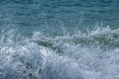 Su sıçratan deniz suyunun şekli.