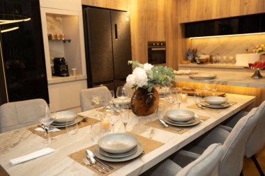 Zarif Masa Ayarları ile Zarif Akşam Yemeği Deneyimi Şık Yemek Malzemeleri ve Modern Mutfak Ambiyansı