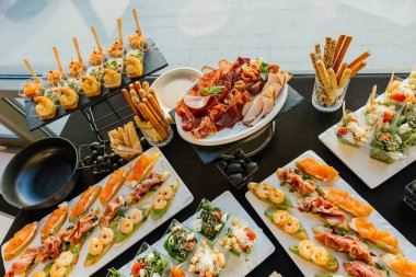 Taze Deniz Ürünleri, Şarküteri ve Renkli Salataların Her Şık Toplantı ve Kutlama Etkinliği İçin Mükemmel Gösterimi