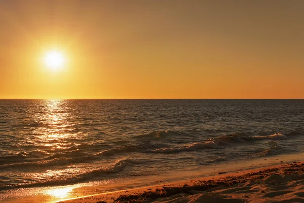 Puesta Sol Sobre Mar Bastante Tranquilo Cerca Playa Natural Anakao —  Fotos de Stock