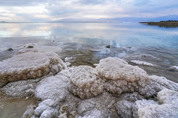 Sabbia Pietre Ricoperte Sale Cristallino Sulla Riva Del Mar Morto — Foto Stock