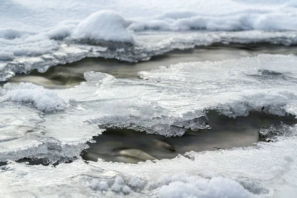 Ondiep Bos Rivier Bedekt Met Kristallen Sneeuw Ijs Laag Winter — Stockfoto