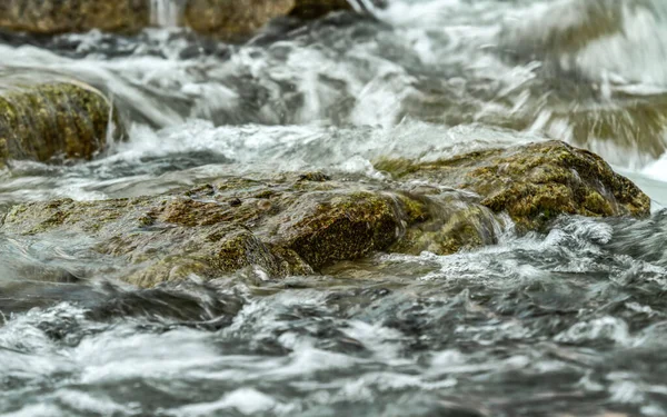 Rapid Spring River Fluindo Sobre Rochas Formando Ondas Água Branca — Fotografia de Stock