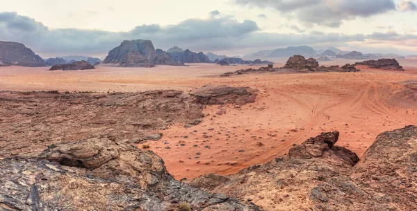 아침에 사막에 바위투성이 의경치 보이는 천막생활 — 스톡 사진