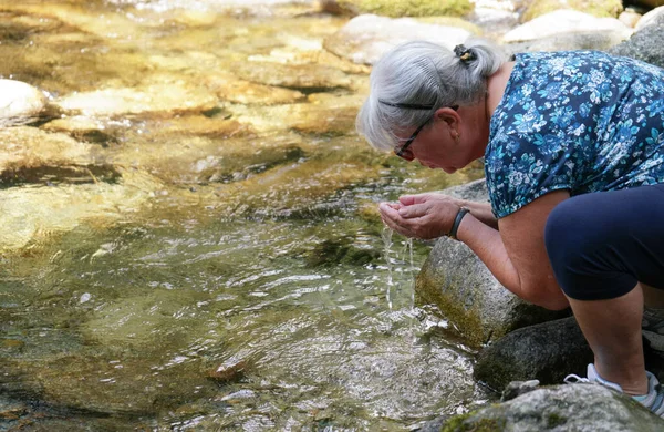 Starší Starší Žena Držící Vodu Lesní Řeky Šálku Rukou Která — Stock fotografie