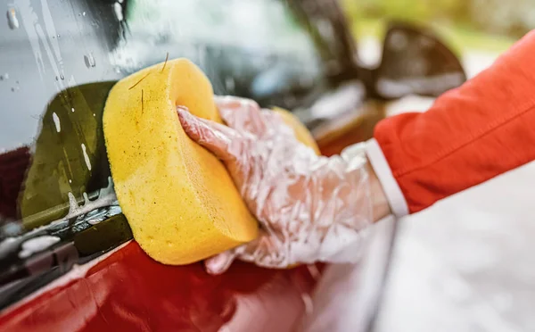 Jovem Mulher Lado Limpeza Seu Carro Close Detalhe Mão Luva — Fotografia de Stock