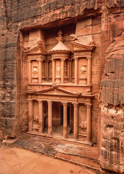 Front Khazneh Świątynia Skarbu Wyrzeźbiona Kamiennym Murze Główna Atrakcja Zaginionym — Zdjęcie stockowe