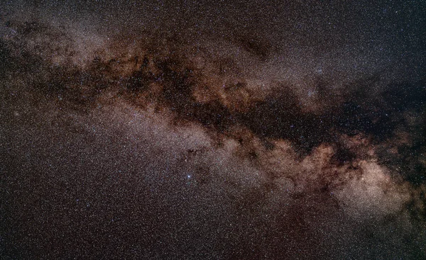 夜空与银河环绕在阿奎拉星座周围 明亮的阿尔泰星位于下中央 长期曝光堆放的照片 — 图库照片