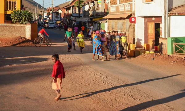 Ihosy Madagascar Mayo 2019 Grupo Mujeres Hombres Malgaches Desconocidos Con — Foto de Stock