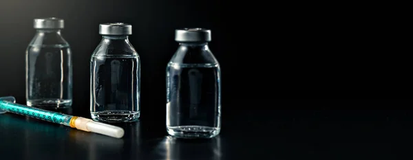 Tři Čiré Lahvičky Vakcínou Bez Nálepky Černém Pozadí Zelené Injekční — Stock fotografie