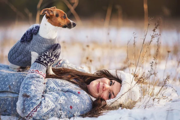 Молодая Женщина Зимней Куртке Лежит Заснеженной Земле Держа Руках Свою — стоковое фото