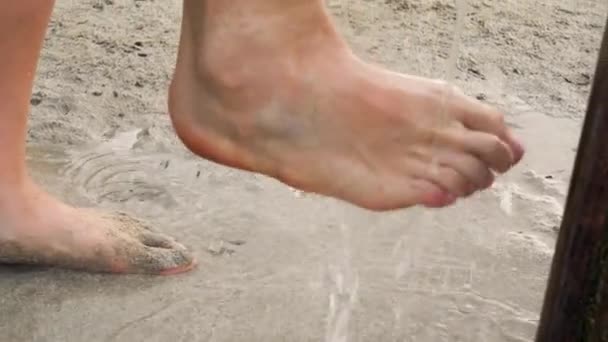 Mladý Muž Odstraňuje Písek Nohou Pod Plážovou Sprchou Písčité Země — Stock video
