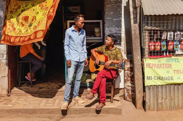 Antananarivo Madagaszkár 2019 Május Két Ismeretlen Madagaszkári Férfi Beszélgetett Főutcán — Stock Fotó
