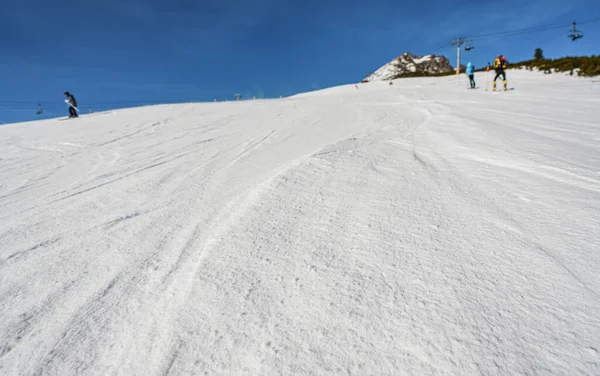 Hang Mit Kristallinem Schnee Bedeckt Wenige Spuren Vom Ski Sichtbar — Stockfoto