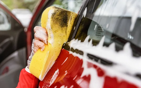 Fiatal Takarít Autó Oldalán Közelkép Részletesen Kéznél Kesztyűben Tartó Sárga — Stock Fotó