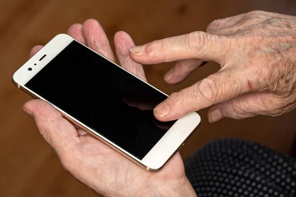 Anziana Donna Anziana Che Tiene Telefono Cellulare Bianco Nelle Sue — Foto Stock