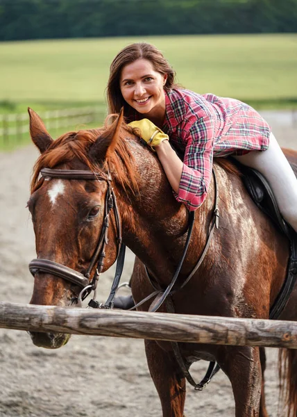 Молода Жінка Сорочці Відпочиває Коричневому Коні Після Їзди Спираючись Вперед — стокове фото