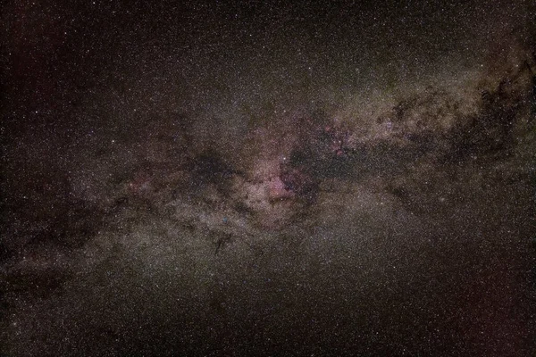 夜空中 许多恒星在秃鹫星座和天鹅座周围都有银河 银河与北美星云相映成趣 长期曝光堆放的照片 — 图库照片