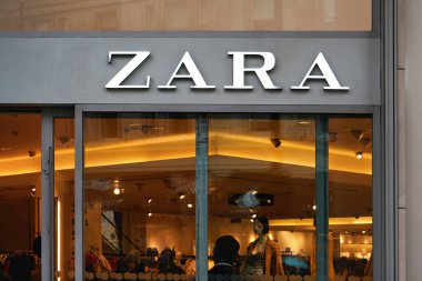 Londra, Birleşik Krallık - 01 Şubat 2019: Merkezi Londra 'daki şubelerinden birinde beyaz harflerle ZARA logosu. İspanyol hızlı moda markası. Çoğunlukla giysi ve giysi satıyor.