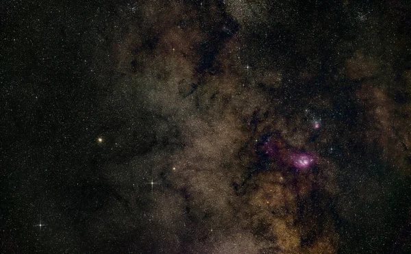 靠近射手座的有银河的夜空 明亮的Kaus Borealis星位于中下部 紫色的泻湖和三角星云可见 长期曝光堆放的照片 — 图库照片