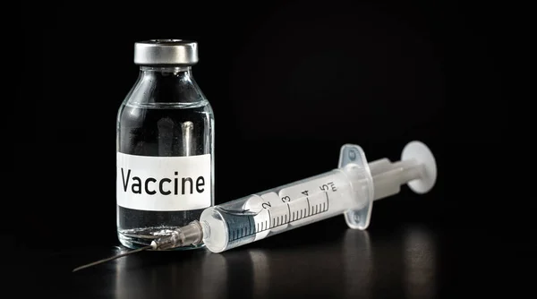 Skleněná Injekční Lahvička Vakcínou Černé Desce Injekční Stříkačka Poblíž — Stock fotografie