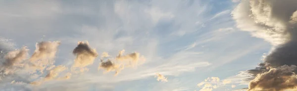 Avondlucht Met Wat Gele Oranje Witte Grijze Donkere Wolken — Stockfoto