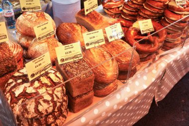 Londra, Birleşik Krallık - 01 Şubat 2019: Çeşitli ev yapımı hamur ekmekleri sokak gıda pazarında sergileniyor