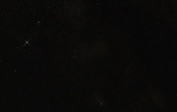 アクィラ座の近くに多くの星がある夜空 明るいアルテアとターザイズされた星が見える左 — ストック写真