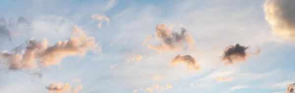 Cielo Serale Con Alcune Nuvole Gialle Arancioni Bianche Grigie Scure — Foto Stock