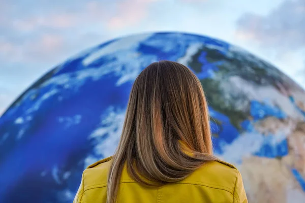Jeune Femme Debout Devant Grand Modèle Gonflable Planète Terre Voir — Photo