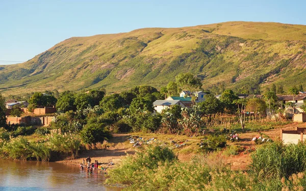 Ihosy Madagaskar Maj 2019 Långsam Lerig Flod Grönt Gräs Och — Stockfoto