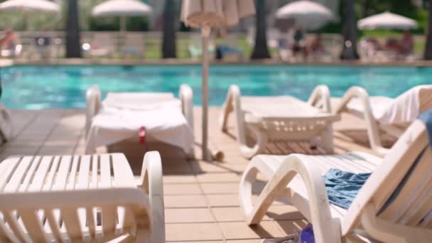 Sol Brilla Las Tumbonas Vacías Plástico Blanco Complejo Vacaciones Cerca — Vídeo de stock