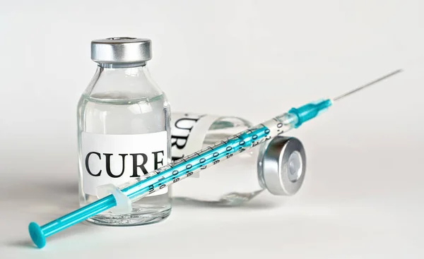 Injekční Lahvičky Skleněnou Vakcínou Etiketou Lék Bílé Desce Modrozelená Injekční — Stock fotografie