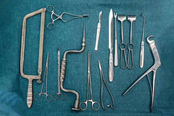 Conjunto Herramientas Quirúrgicas Acero Sobre Tela Azul Instrumentos Reales Utilizados —  Fotos de Stock