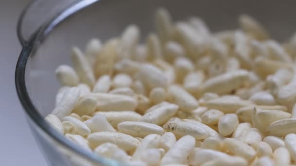 Bílá Nafoukaná Nebo Protlačovaná Rýže Detailní Detail Jako Stříbrná Lžička — Stock video