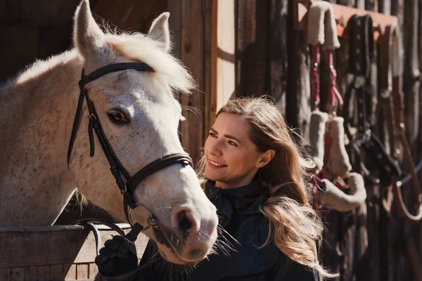 Mladá Žena Stojící Vedle Bílého Arabského Koně Odpočívajícího Dřevěné Stáji — Stock fotografie