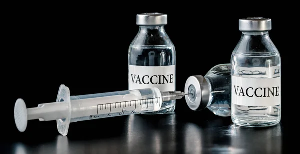 Tři Skleněné Injekční Lahvičky Vakcínou Černé Desce Injekční Stříkačka Poblíž — Stock fotografie