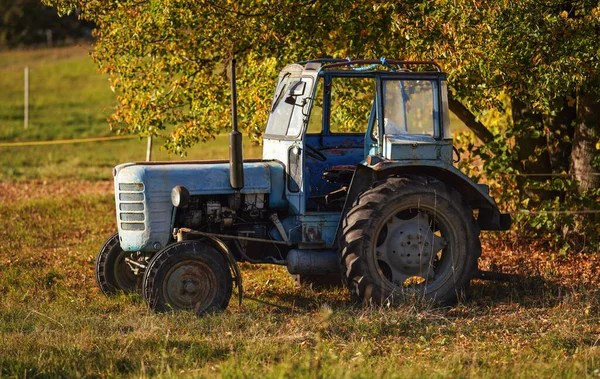 Öreg Kék Részben Rozsdás Traktor Parkolt Ősszel Rét Elmosódott Fák — Stock Fotó
