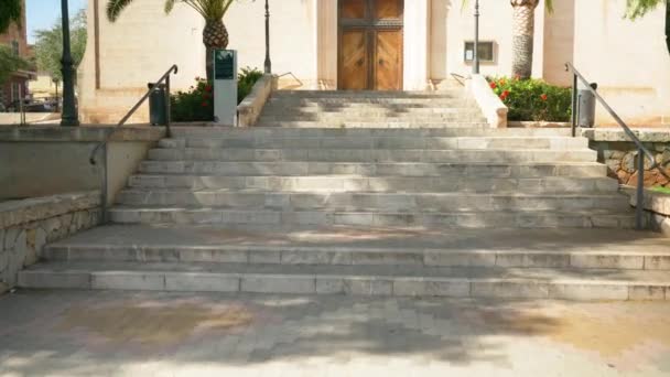 Porto Cristo Spain Вересня 2019 Піднімаючись Сходами Римської Католицької Церкви — стокове відео