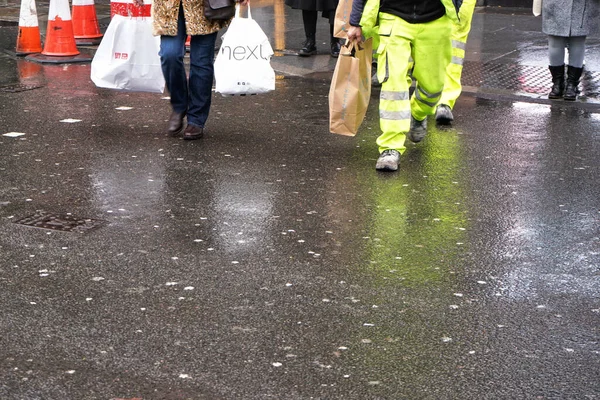 Londres Reino Unido Fevereiro 2019 Pessoas Com Sacos Compras Cruzando — Fotografia de Stock