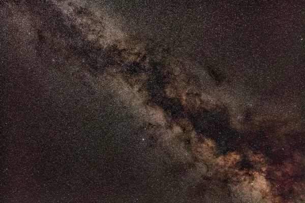 夜空中 许多恒星在阿奎拉和萨吉塔星群周围有着银河般的轨道 长期曝光堆放的照片 — 图库照片