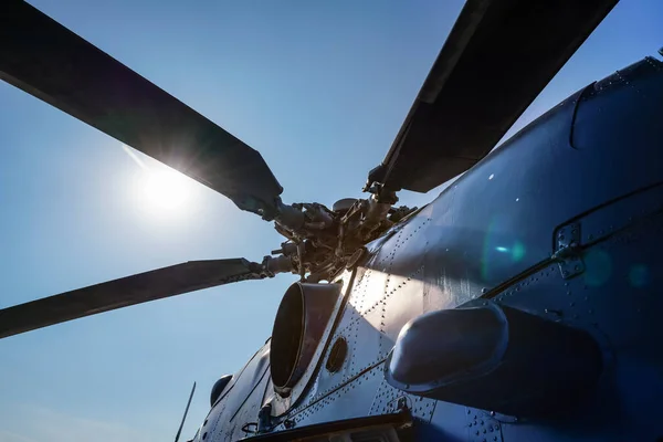 Olhando Para Cima Lâminas Helicóptero Militar Sol Brilhante Fundo Céu — Fotografia de Stock